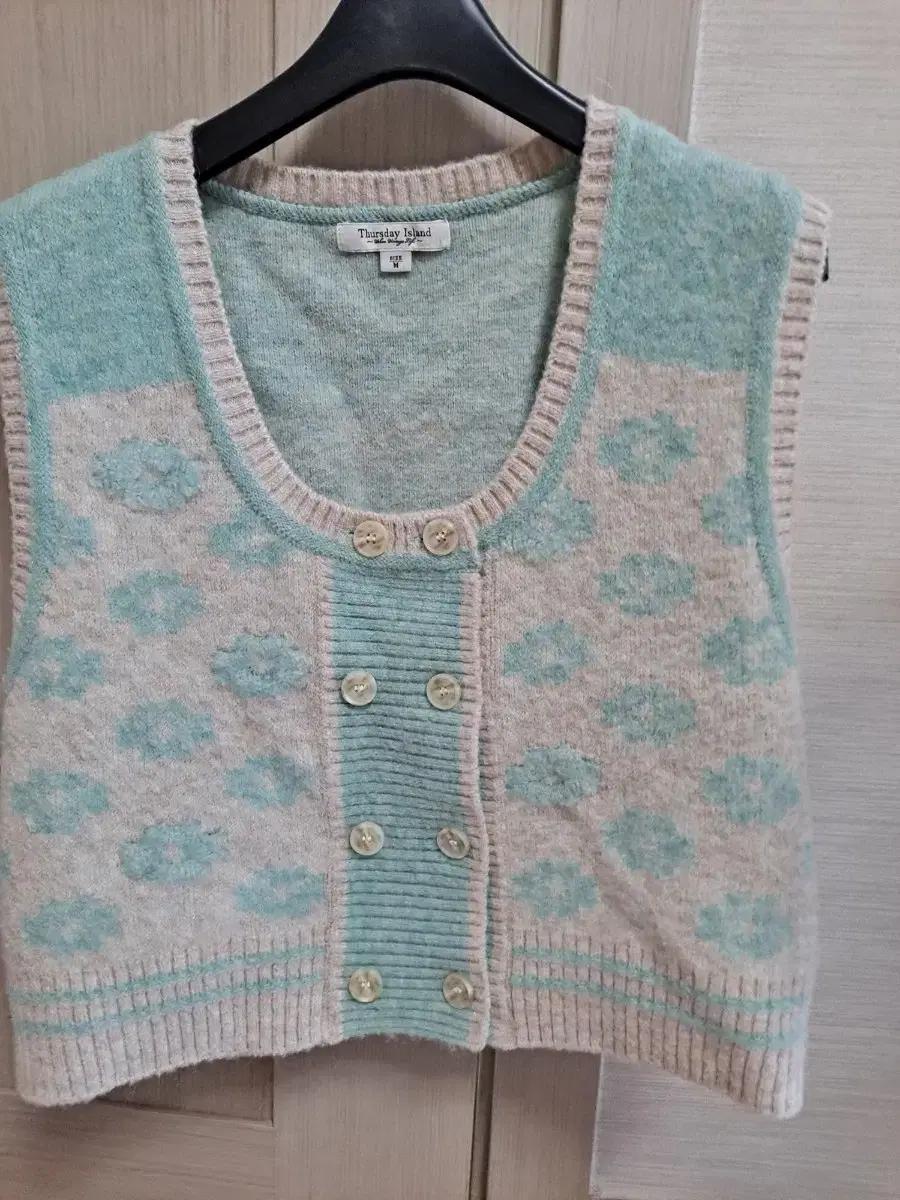 Urbanic 30 Lodge Knit Vest S on Bunjang Global Site.